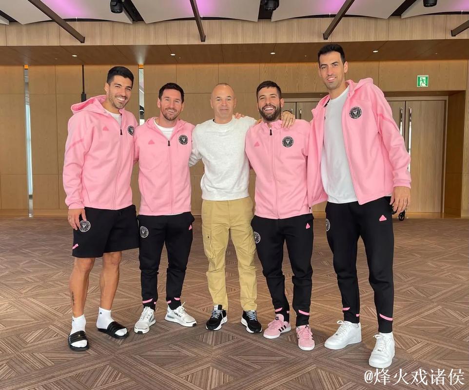 传奇名宿坐镇，伊涅斯塔现场观看巴萨对阵奥萨苏纳