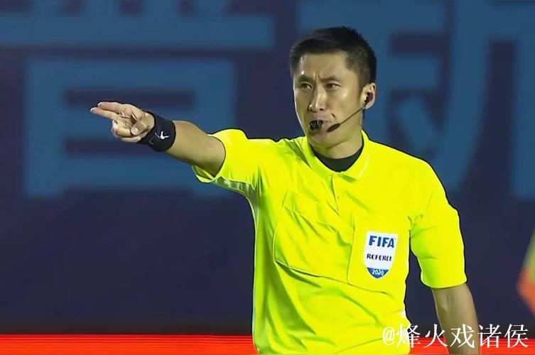 中国足球金哨马宁亮相上海高校，分享“坚守与超越” 的世界杯追梦心路历程